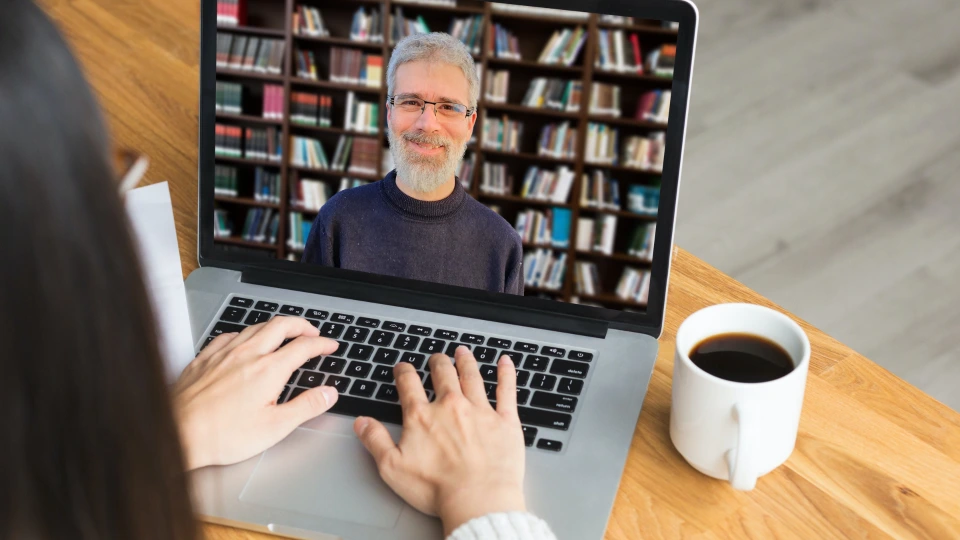 Grâce à la visioconférence, consulter un psychologue en ligne depuis le confort de chez vous.